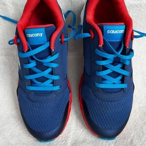 Saucony Youth Sneakers 🏃 Nearly New!